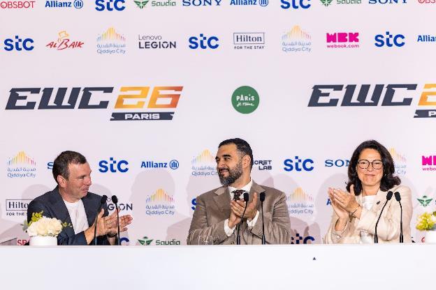 Ông Ralf Reichert, Hoàng tử Faisal bin Bandar bin Sultan và Bà Marina Ferrari tại buổi họp báo khai mạc Esports World Cup 2026