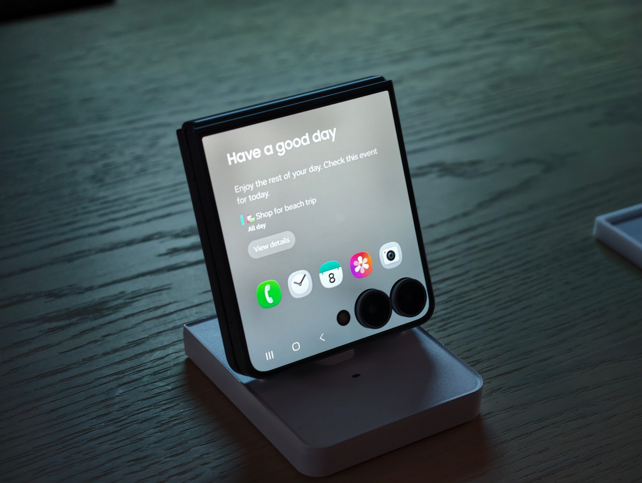 Khám Phá Galaxy Z Flip8: Thiết Kế Nhẹ Nhàng và Tính Năng Đột Phá