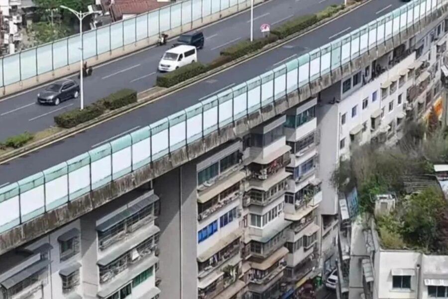 Kỳ Quái Thành Phố Trung Quốc: Nhà Dưới Đường Cao Tốc Độc Đáo