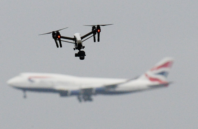 Khi drone làm gián đoạn bầu trời: thực trạng, rủi ro và phản ứng của ngành hàng không