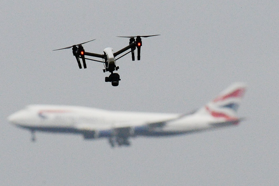 Khi drone làm gián đoạn bầu trời: thực trạng, rủi ro và phản ứng của ngành hàng không