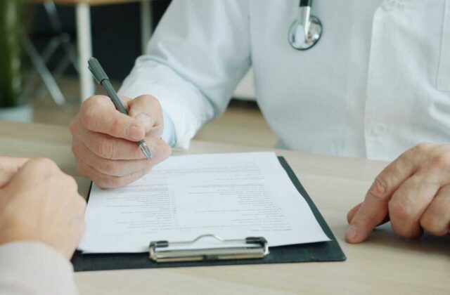 Tại Sao Chữ Viết Của Bác Sĩ Thường Khó Đọc: Giải Thích Từ Góc Nhìn Toàn Cầu