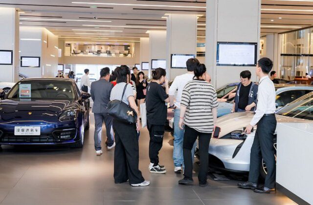 Khách Hàng Kêu Gọi Hoàn Tiền Sau Khi Mua Ô Tô Cũ Với Nhiều Vấn Đề