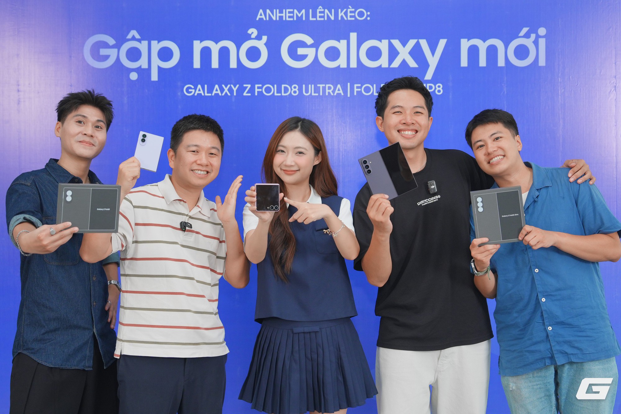 Một nhóm bạn trẻ trên tay loạt Galaxy Z Fold8, Galaxy Z Fold8 Ultra và Galaxy Z Flip8 mới nhất.