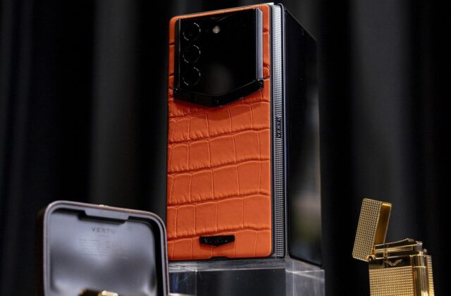 Vertu AlphaFold: Điện Thoại Gập Định Nghĩa Lại Sự Sang Trọng Tại Việt Nam