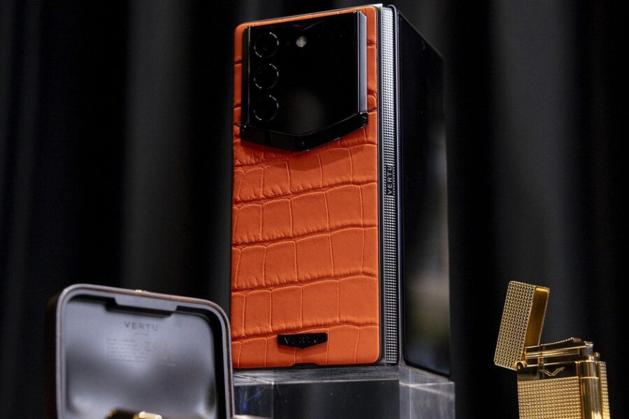 Vertu AlphaFold: Điện Thoại Gập Định Nghĩa Lại Sự Sang Trọng Tại Việt Nam