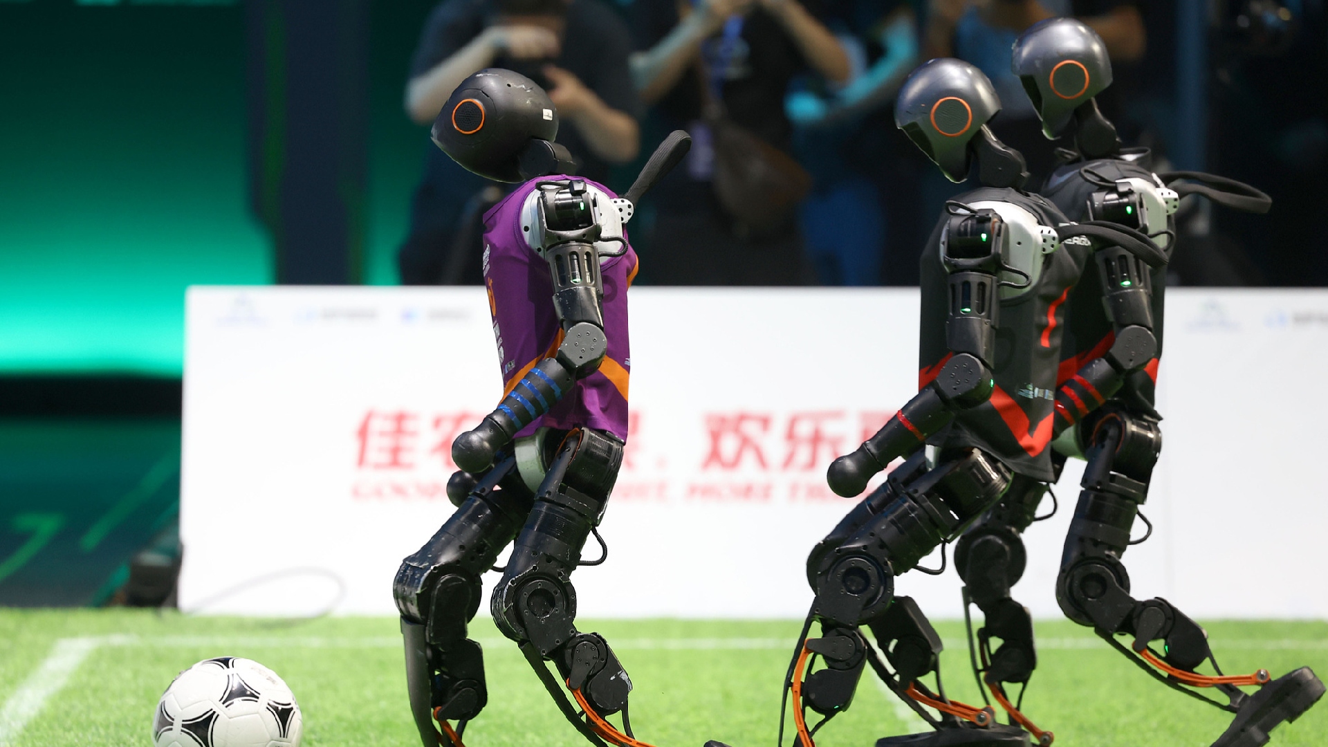 Robot Chơi Bóng Tại Giải Đấu