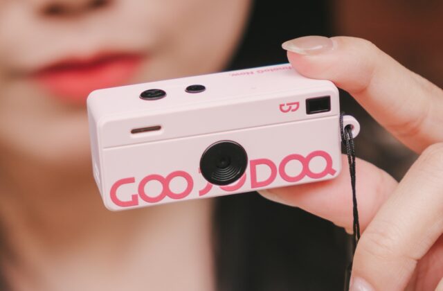 GOOJODOQ Thumb Camera 300.000₫: Đồ chơi thời thượng hay chỉ để treo ba lô?