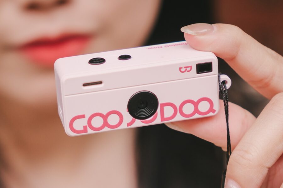 GOOJODOQ Thumb Camera 300.000₫: Đồ chơi thời thượng hay chỉ để treo ba lô?