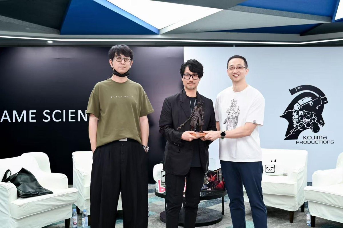 Feng Ji (phải) và Yang Qi (trái) đứng cùng Hideo Kojima