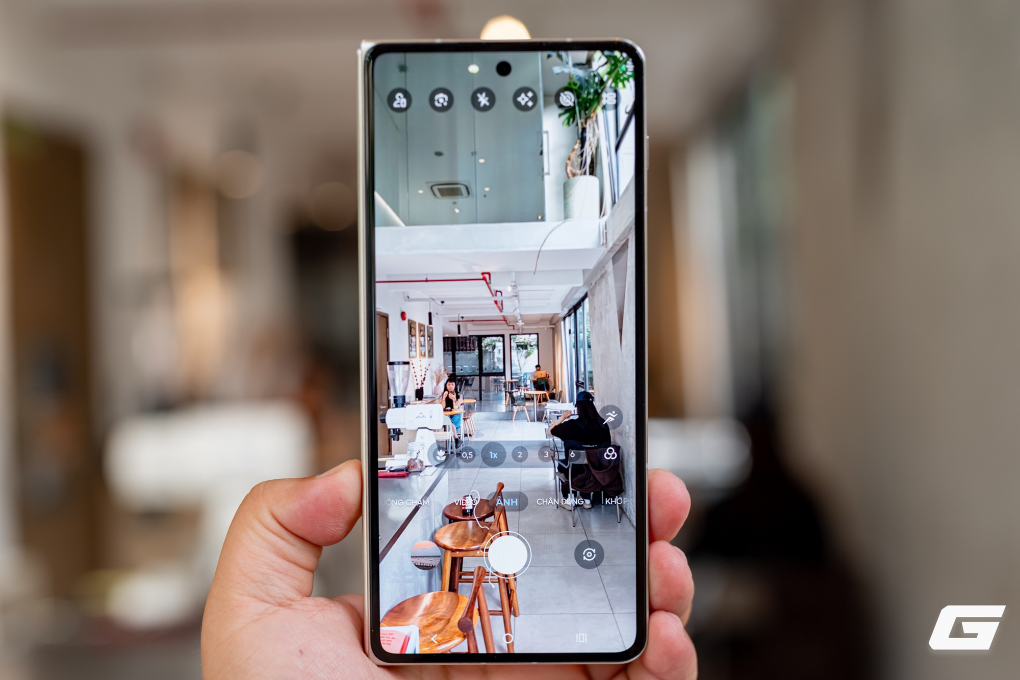 Cận cảnh Motorola Razr Fold: Kẻ đến sau nhưng không hề tỏ ra dè dặt- Ảnh 6.