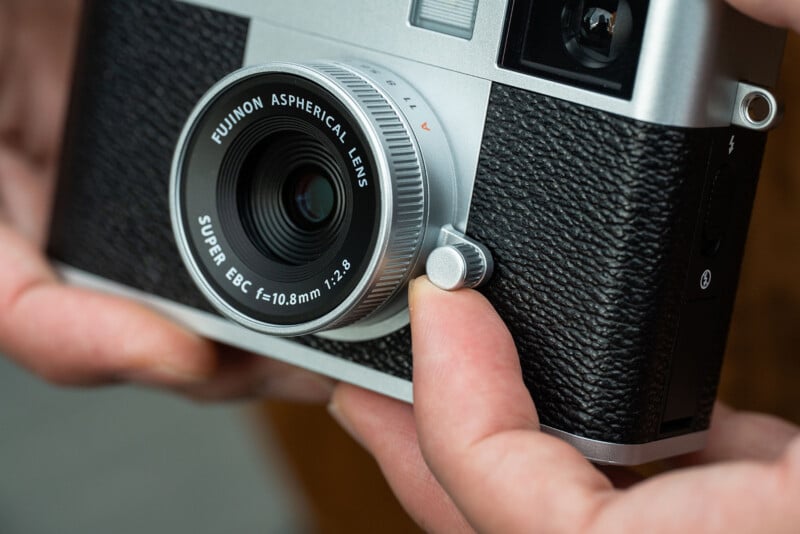 Fujifilm lại vừa ra mắt máy ảnh mới: Nhỏ gọn, hoài cổ, chụp ảnh “chất” như film, giới trẻ Việt khó lòng làm ngơ!- Ảnh 2.