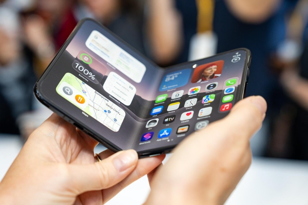 268734iphoneduohandsonadibenedetto0005-1789102048835872282871-1789347089953-1789347090123699220100 Ngắm cận cảnh iPhone Duo giá trăm triệu, gập mở êm ái, mỏng dính sang xịn- Ảnh 9.