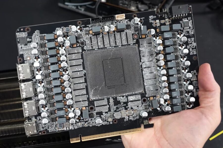 Mua RTX 5090 giá hời ở Đức và cái kết: chiếc card chỉ còn vỏ