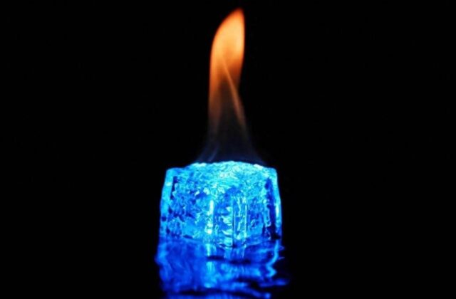 Băng siêu ion hcp: khi nước giữ mạng oxy cố định ở hơn 2.300°C dưới áp lực cực đại