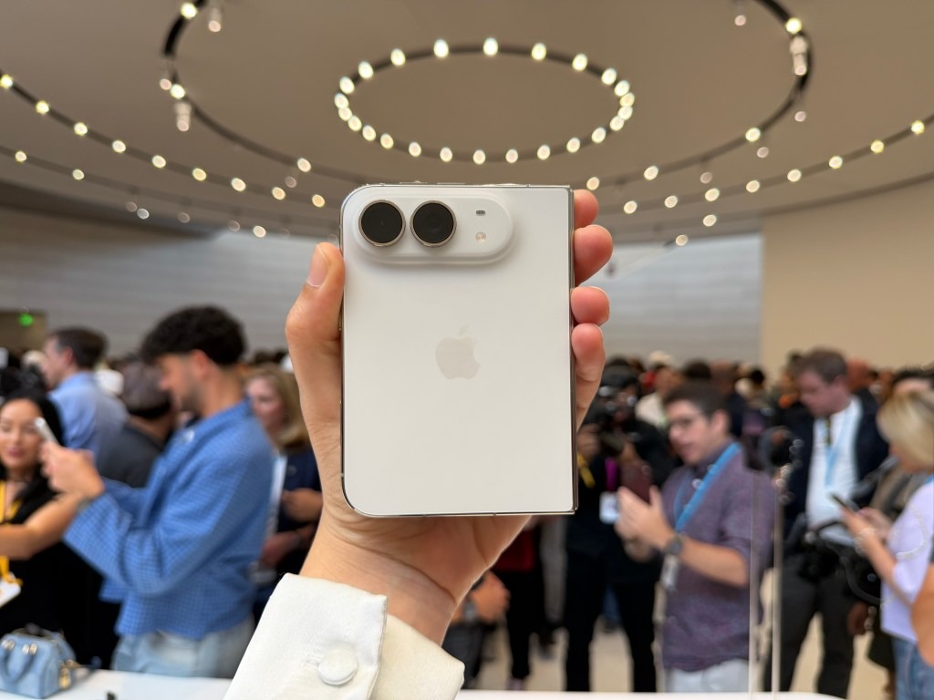 iphone-duo-3-1789102048702277370150-1789347085571-17893470858031148352171 Ngắm cận cảnh iPhone Duo giá trăm triệu, gập mở êm ái, mỏng dính sang xịn- Ảnh 5.