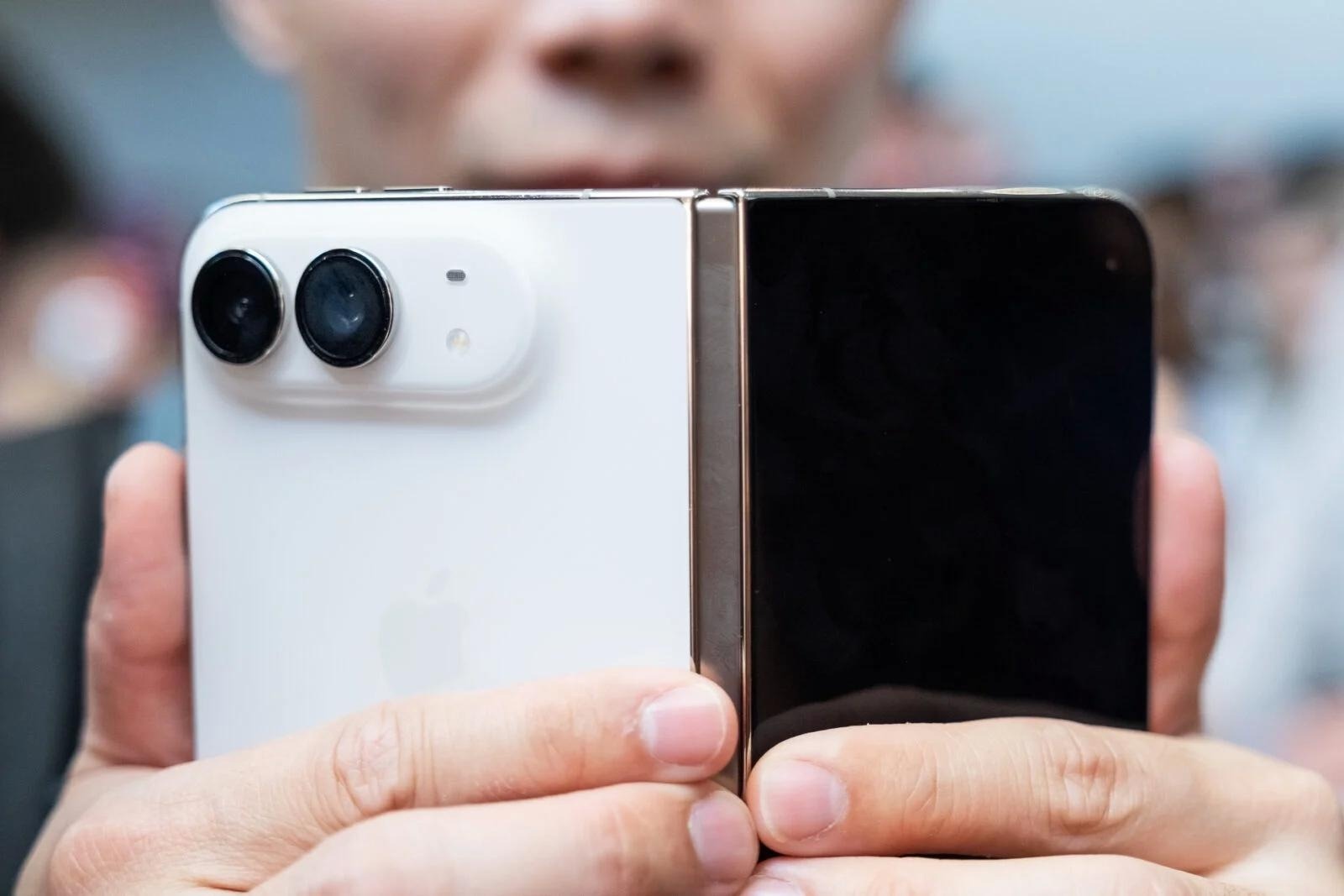 iphoneduogizmodo2-1789102048022569736187-1789347082616-17893470829761292042003 Ngắm cận cảnh iPhone Duo giá trăm triệu, gập mở êm ái, mỏng dính sang xịn- Ảnh 8.